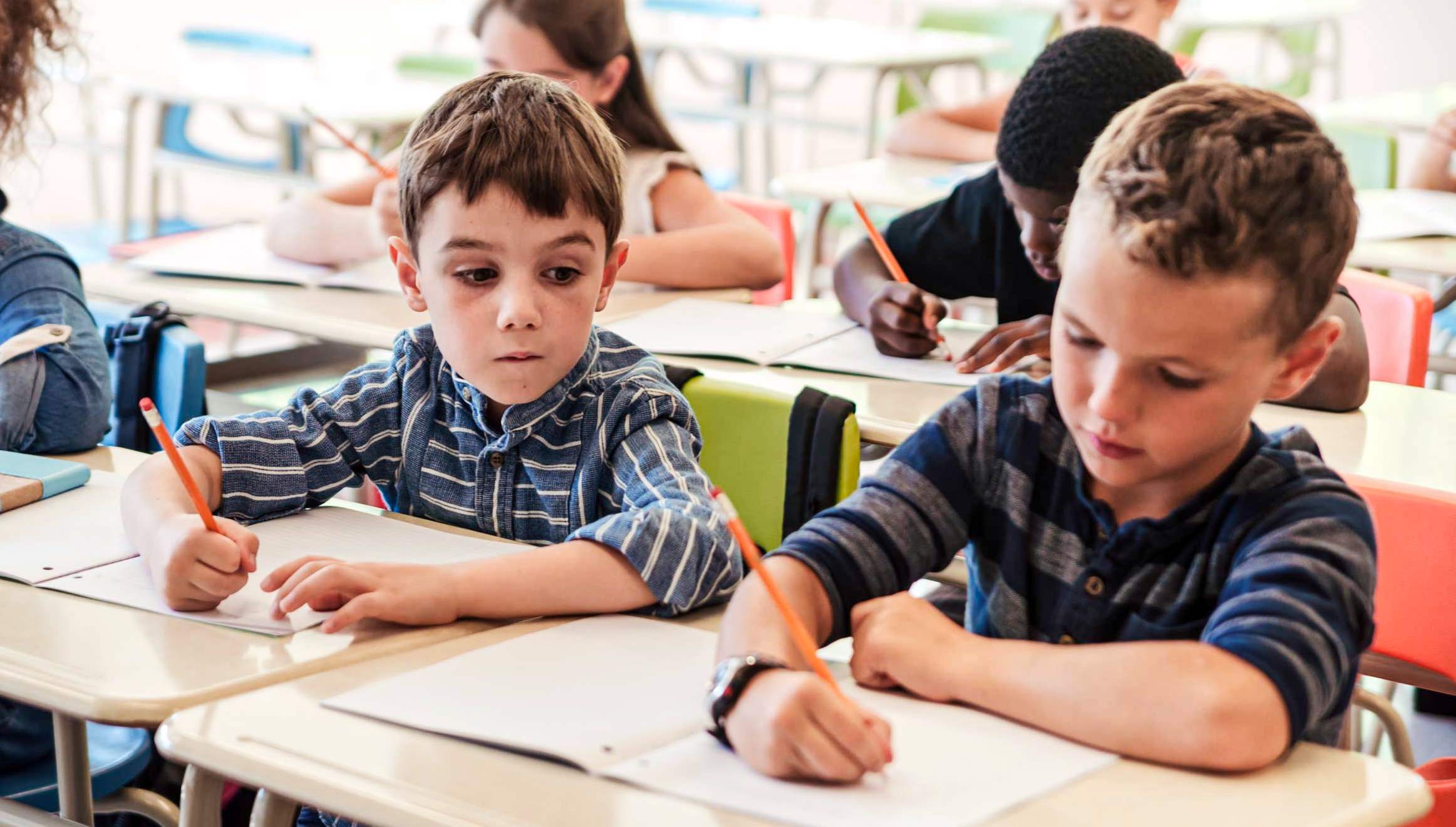 She french at school. Дети в школе за партой. Ученик списывает. Школьник списывает. Списывает на уроке.